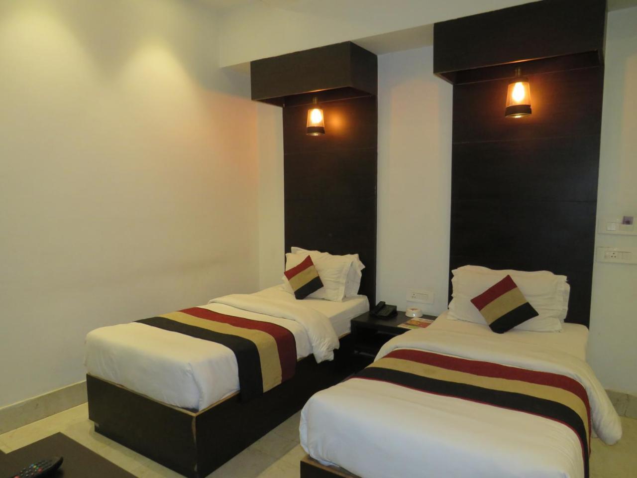 Oyo 1358 Hotel Crossroad Lucknow Exterior photo
