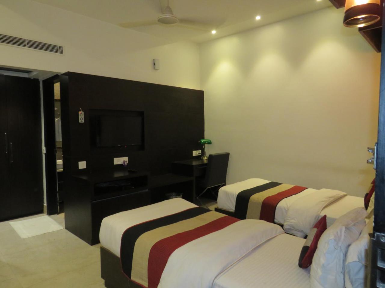 Oyo 1358 Hotel Crossroad Lucknow Exterior photo